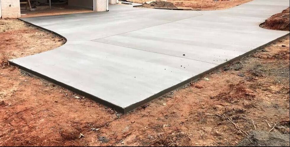 Concrete pour of a gray-toned driveway